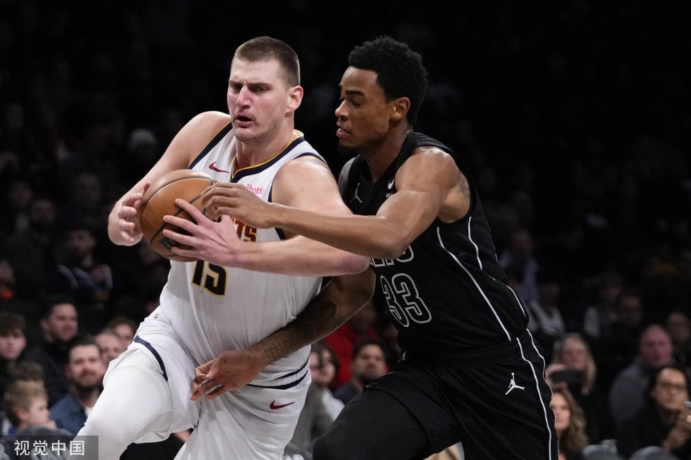 世体：邓弗里斯符合巴萨标准，但转会能否发生取决于财务情况.