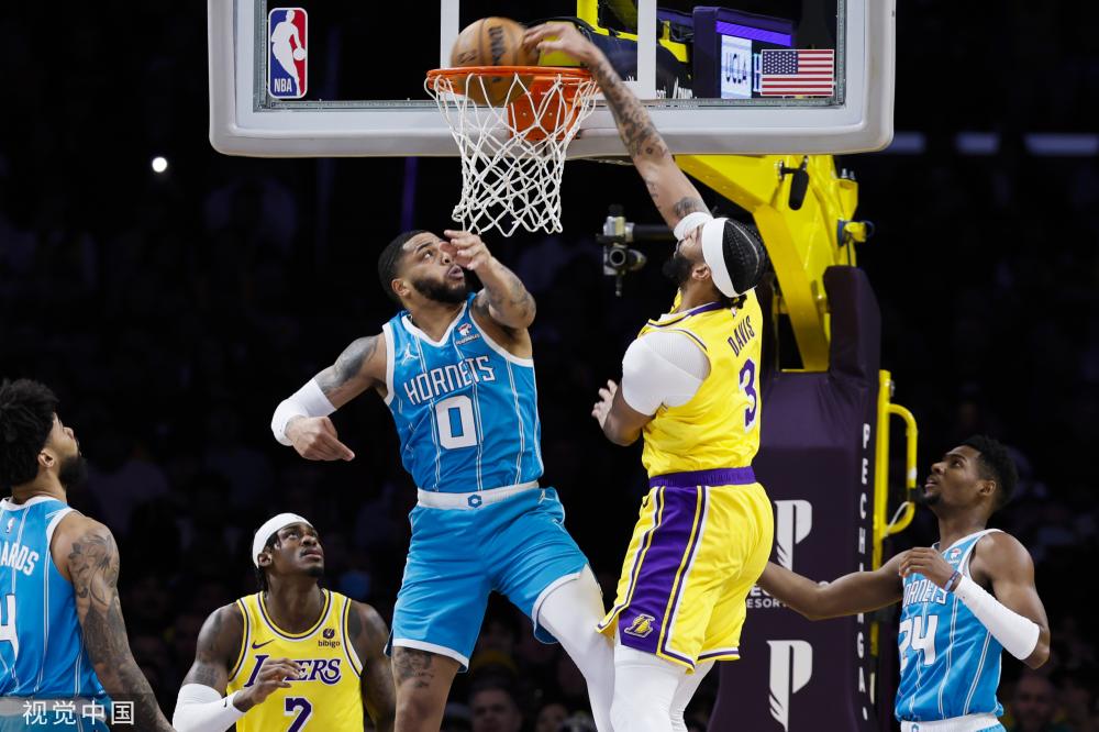 回顾老詹与狄龙整场较劲始末：二人多次发生口角&肢体接触（复盘詹姆斯与狄龙全场对峙：双方多次爆发言语冲突与身体碰撞）